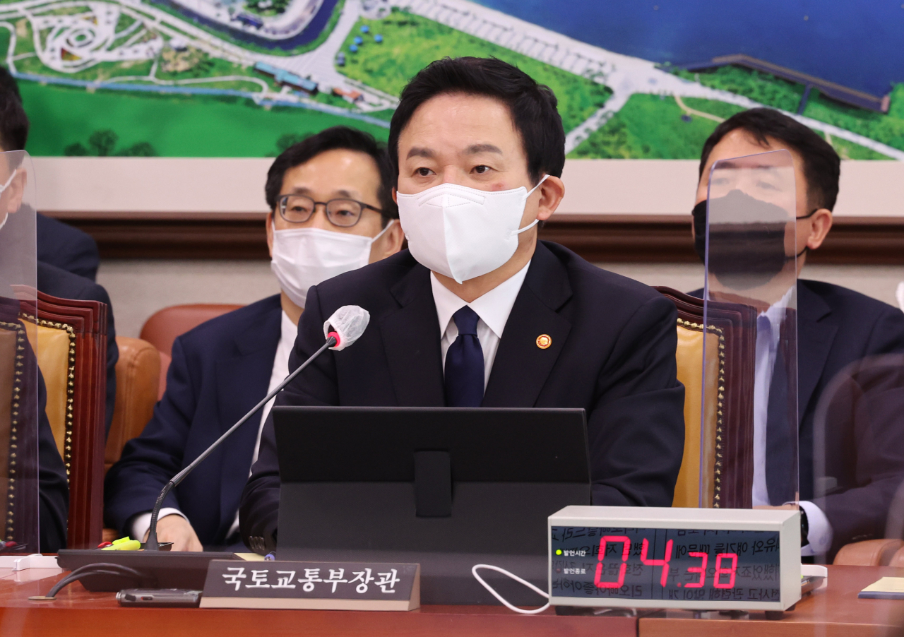 원희룡 국토교통부 장관이 11일 오전 국회에서 열린 국토교통위원회 전체회의에서 오봉역 사망사고와 관련해 더불어민주당 이소영 의원의 질의를 받고 있다. 연합뉴스