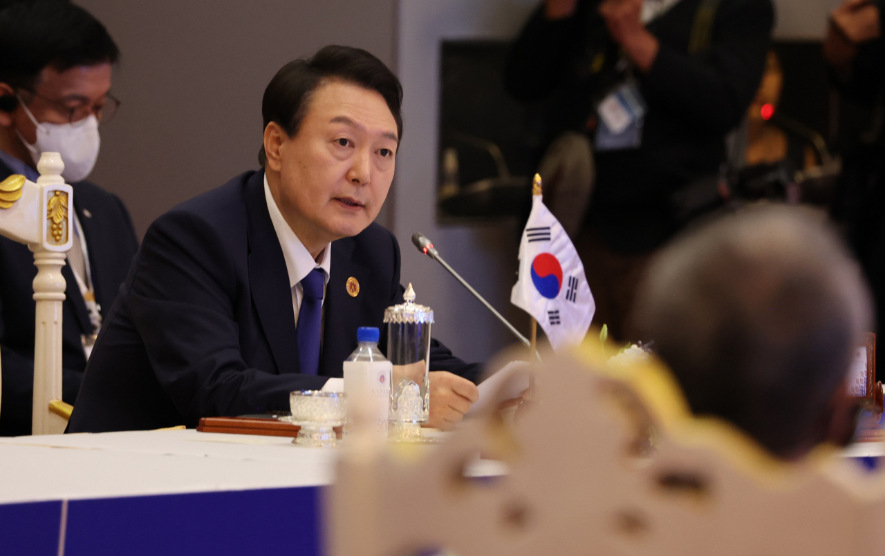 윤석열 대통령이 11일 오후 캄보디아 프놈펜 소카호텔에서 열린 한·아세안 정상회의에 참석, 모두발언을 하고 있다. [연합]
