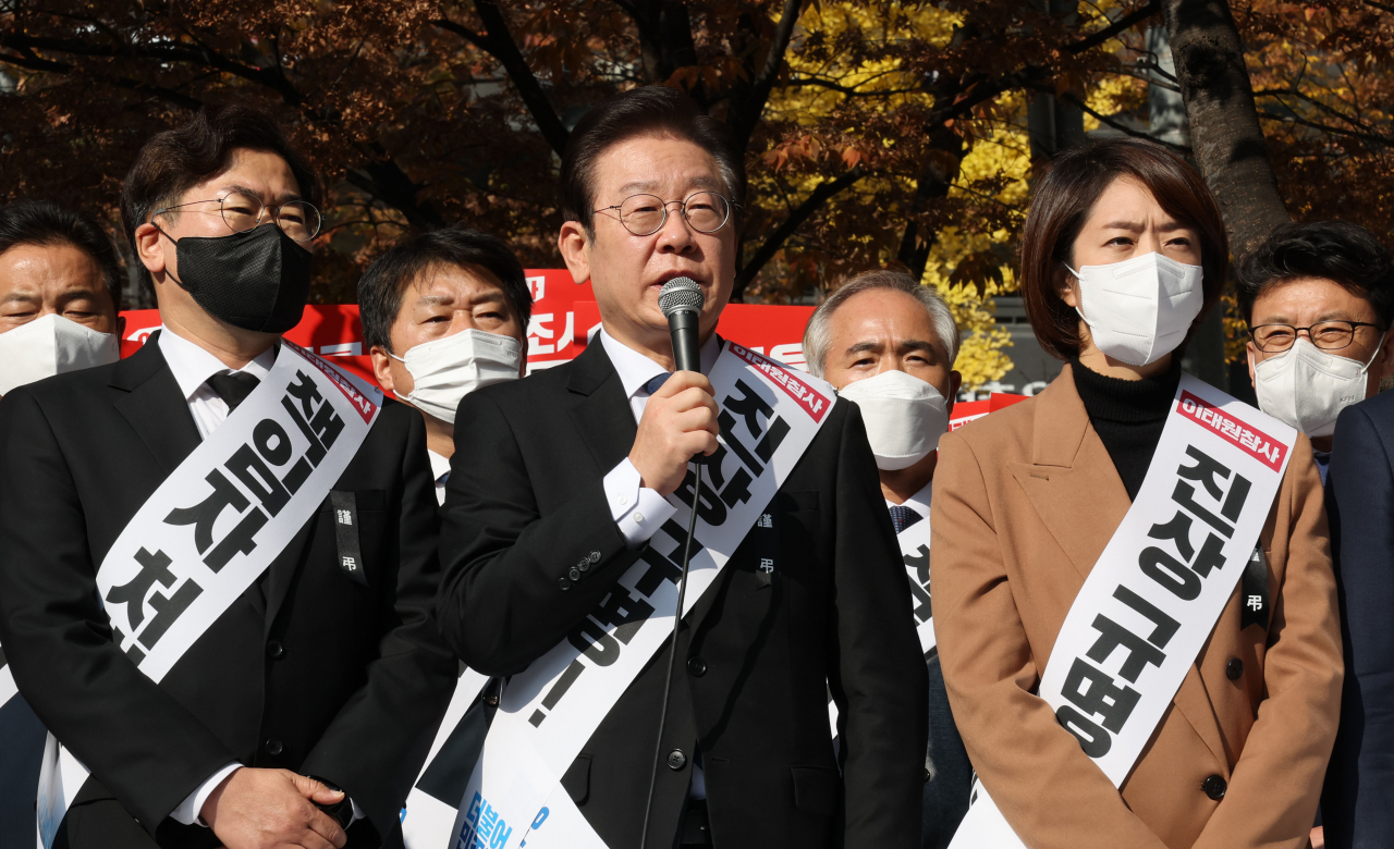 이재명 더불어민주당 대표가 11일 오후 서울 영등포구 여의도역 5번 출구 앞에서 열린 이태원 참사 국정조사특검추진 범국민 서명운동 발대식에서 발언하고 있다. [연합]