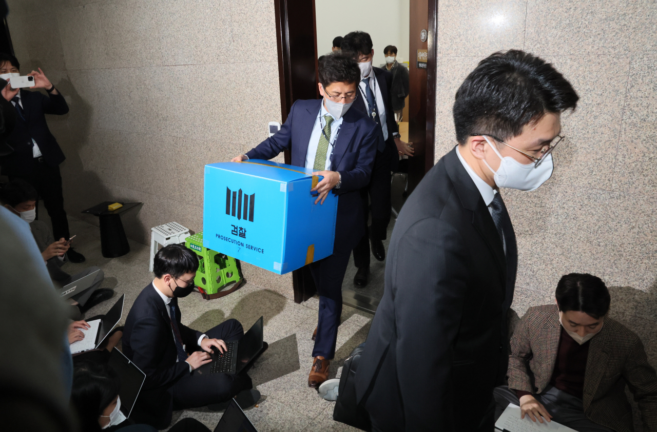 검찰관계자들이 9일 오후 국회 본청에 있는 정진상 더불어민주당 당대표 정무조정실장 사무실에서 압수수색을 마친 뒤 압수품이 든 박스를 들고나오고 있다. [연합]