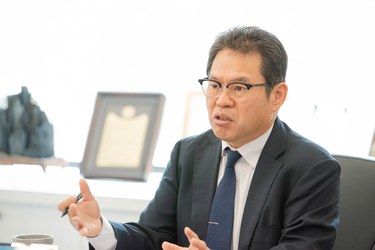 오병진 한컴라이프케어 대표가 경기도 용인에 있는 본사에서 기자와 만나 자회사 한컴헬스케어를 통한 신사업 구상을 설명하고 있다.[회사 제공]