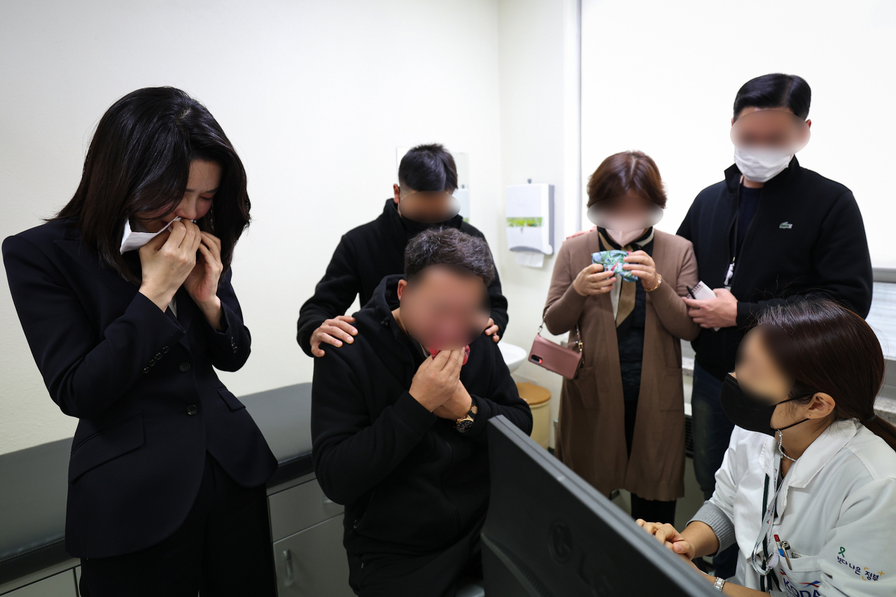 윤석열 대통령의 부인 김건희 여사가 10일 서울 양천구 이대목동병원 장기이식센터에서 이태원 참사로 뇌사 판정을 받은 뒤 장기기증을 결정한 국군 장병의 가족을 위로하고 있다. [연합]