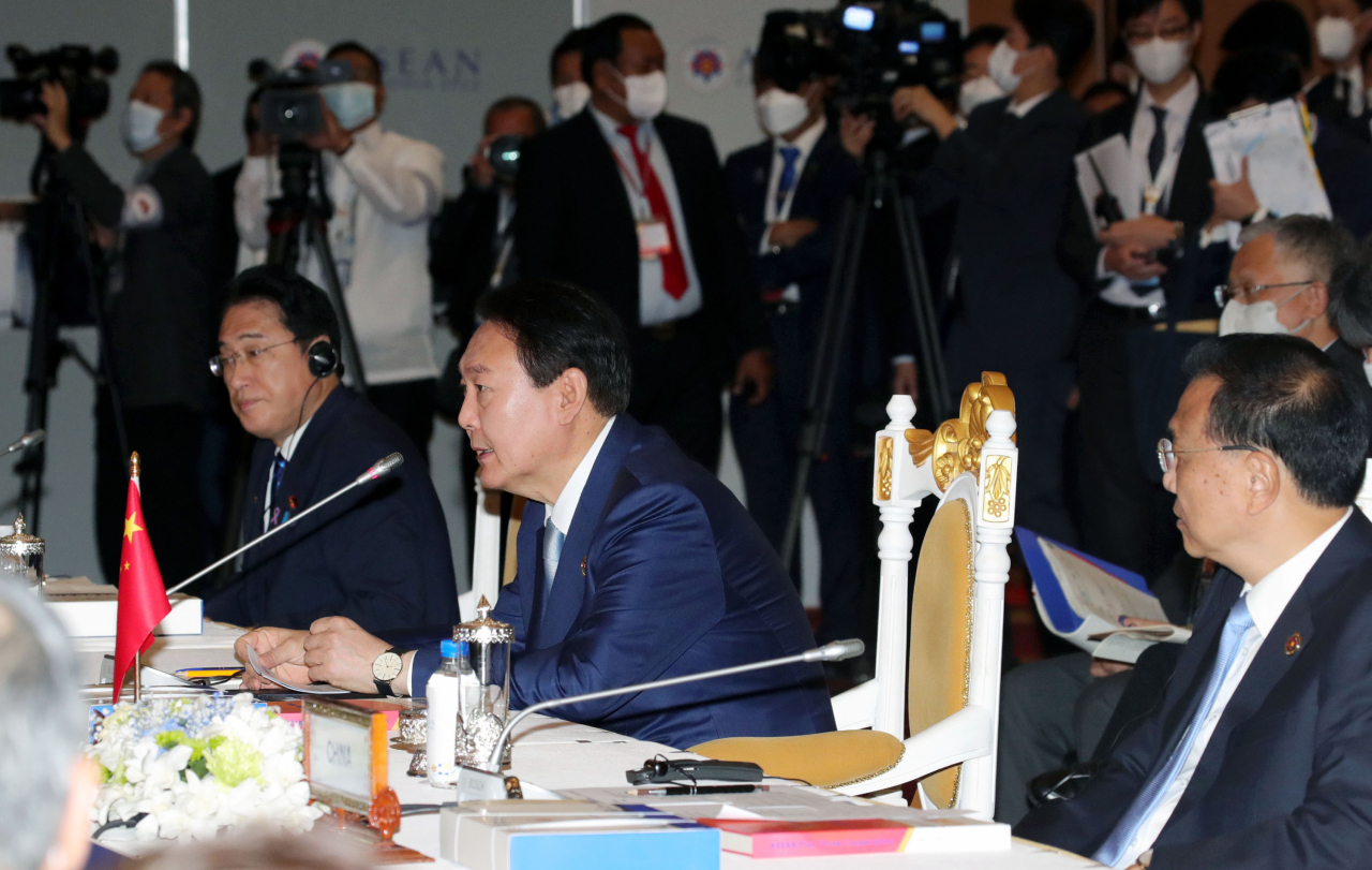 President Yoon Suk-yeol speaks at a meeting held Saturday in Phnom Penh, Cambodia. (Yonhap)