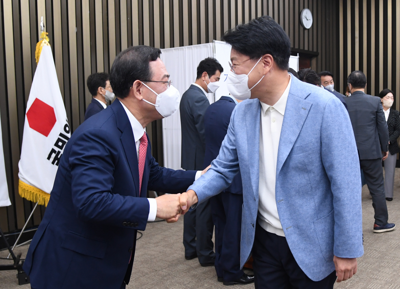장제원 국민의힘 의원이 지난 9월 19일 오전 서울 여의도 국회에서 열린 국민의힘 신임 원내대표 선출을 위한 의원총회에 참석해 투표를 마친 뒤 주호영 의원과 악수하고 있다. [이상섭 기자]
