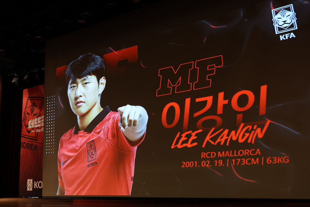 12일 오후 서울 광화문 교보빌딩에서 열린 2022 카타르월드컵 대표팀 최종 명단 발표 기자회견에서 이강인의 사진이 호명과 함께 화면에 나오고 있다. 연합뉴스