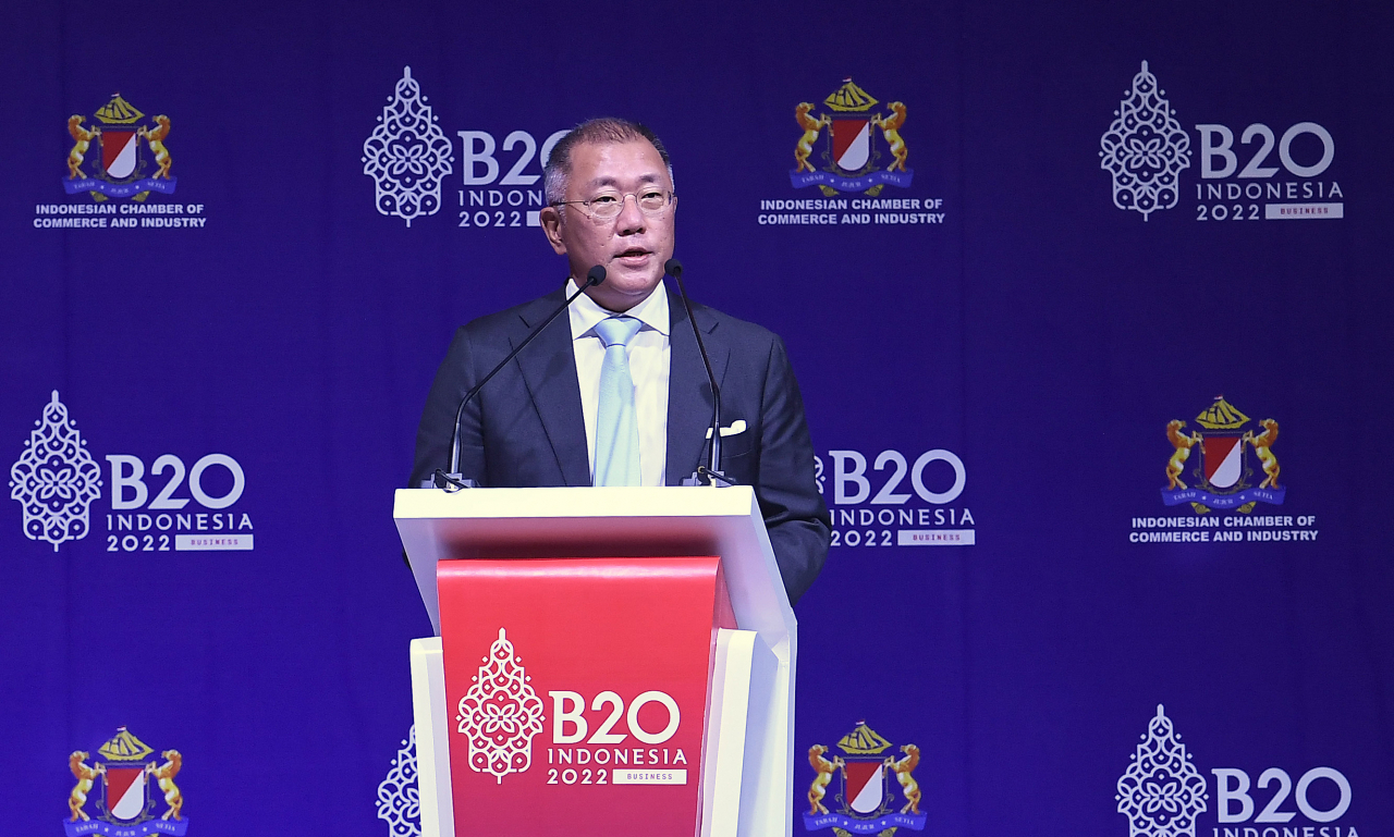 정의선 현대자동차그룹 회장이 13일 인도네시아 발리에서 열린 ‘B20 서밋 인도네시아 2022’에서 ‘에너지 빈곤 및 공정하고 질서 있는 지속가능한 에너지 전환 가속화’를 주제로 기조연설을 하고 있다. [현대차 제공]