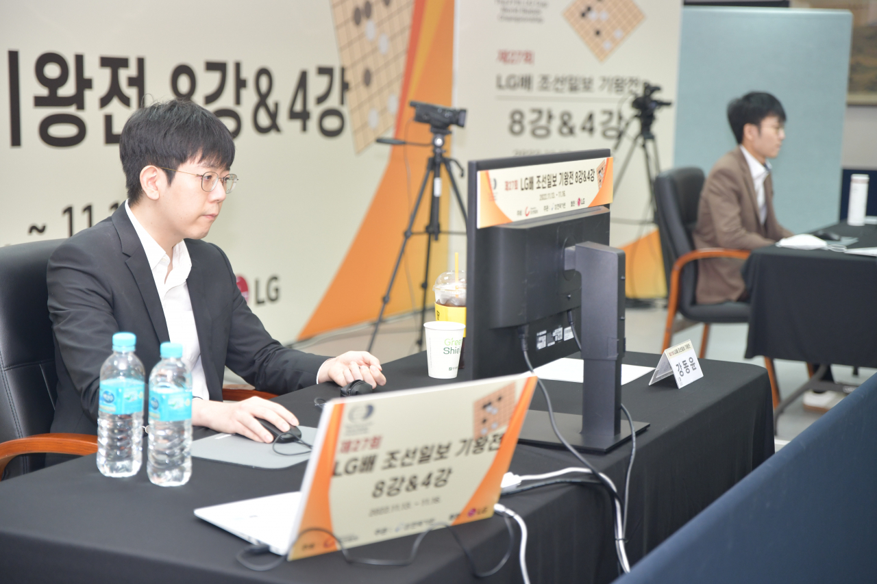 13일 열린 LG배 8강전에서 강동윤(왼쪽)과 신진서가 나란히 승리하며 준결승에 올랐다./한국기원 제공