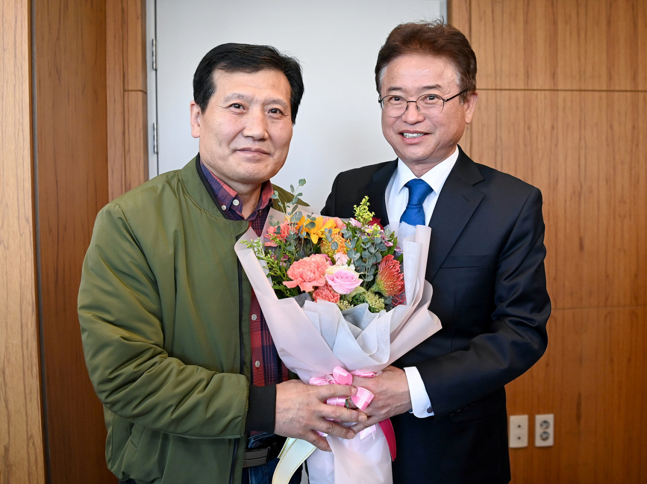 이철우 경북지사가 지난 11일 안동병원에서 퇴원하는 박정하씨에게 축하의 꽃다발을 전하고 있다.[경북도 제공]