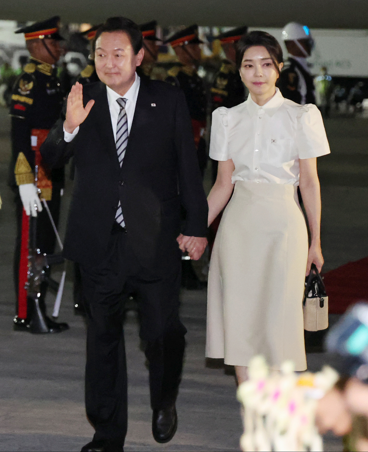 윤석열 대통령과 김건희 여사가 주요 20개국(G20) 정상회의 참석을 위해 13일(현지시간) 인도네시아 발리 응우라라이 국제공항에 도착, 공군 1호기에서 내리고 있다. [연합]