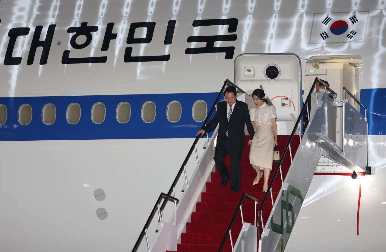 윤석열 대통령과 김건희 여사가 주요 20개국(G20) 정상회의 참석을 위해 13일(현지시간) 인도네시아 발리 응우라라이 국제공항에 도착, 공군1호기에서 내리고 있다. [연합]