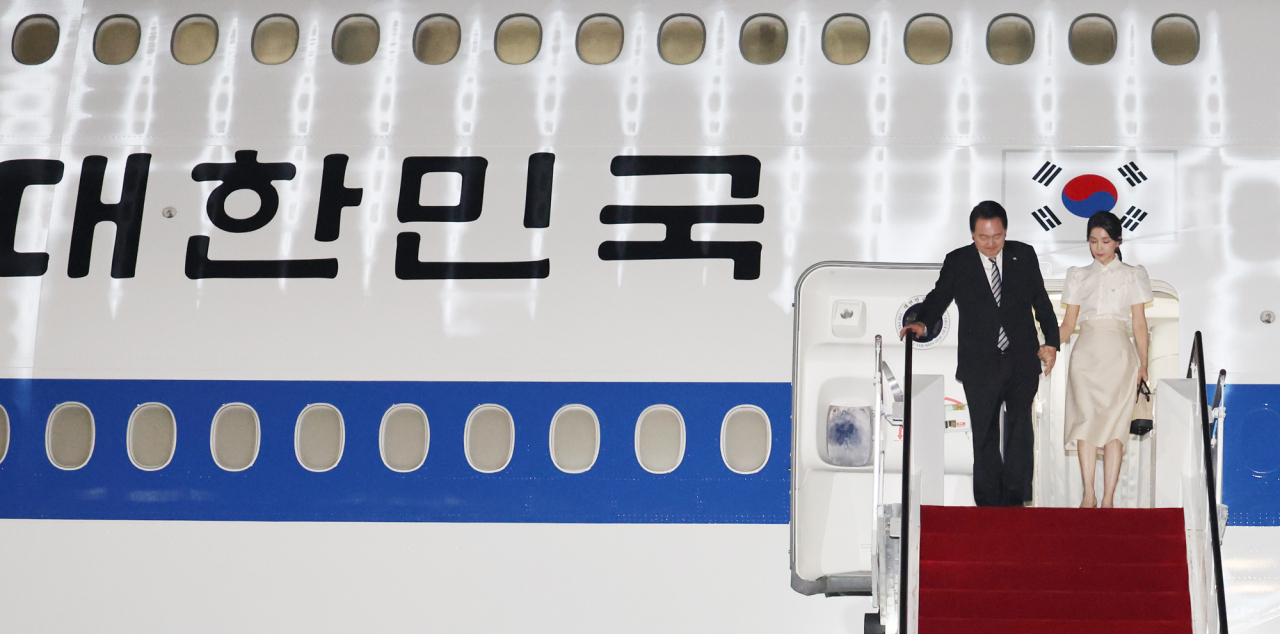 윤석열 대통령과 김건희 여사가 주요 20개국(G20) 정상회의 참석을 위해 13일(현지시간) 인도네시아 발리 응우라 라이 국제공항에 도착, 공군 1호기에서 내리고 있다. [연합]