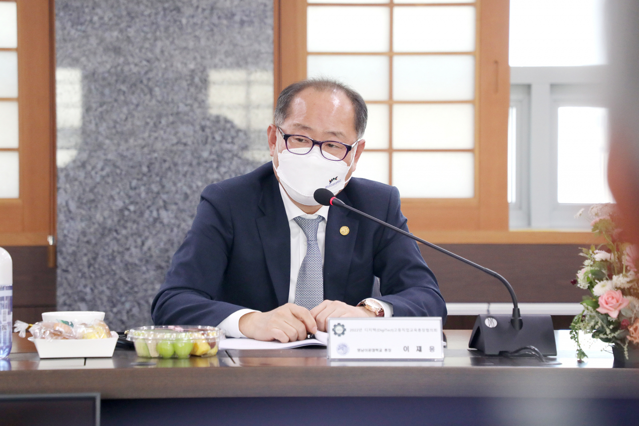 디지텍 고등직업교육총장협의회 회장에 선출된 이재용 총장이 회의에서 의견을 내고 있다.[영남이공대 제공]