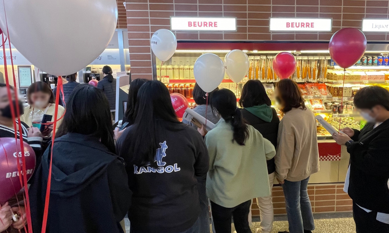 지난 11일 GS25 도어투성수 매장에서 문을 연 버터맥주 팝업 스토어에 고객이 몰리고 있다.[GS리테일 제공]