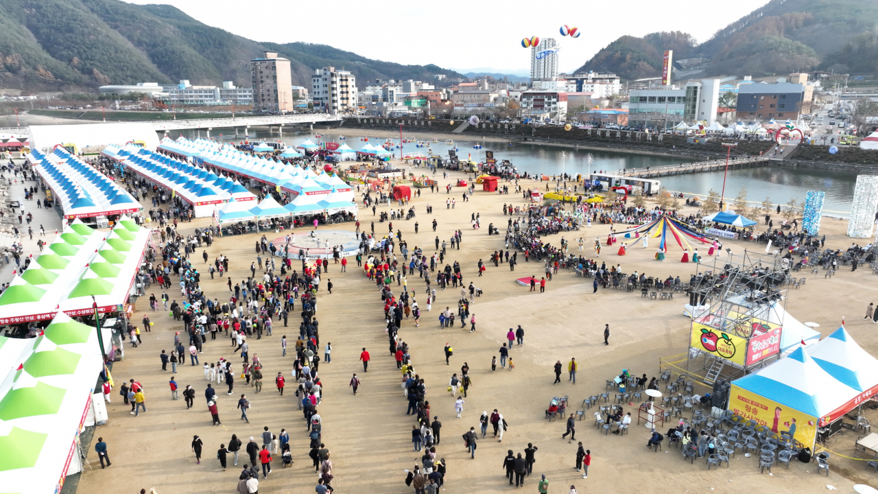 경북 청송군 용전천 현비암 일원 청송사과축제장 모습.[청송군 제공]