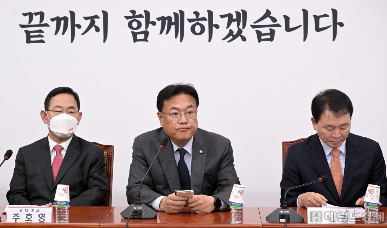 정진석 국민의힘 비대위원장이 14일 오전 국회에서 열린 비상대책위원회의에 참석해 발언을 하고 있다. 이상섭 기자