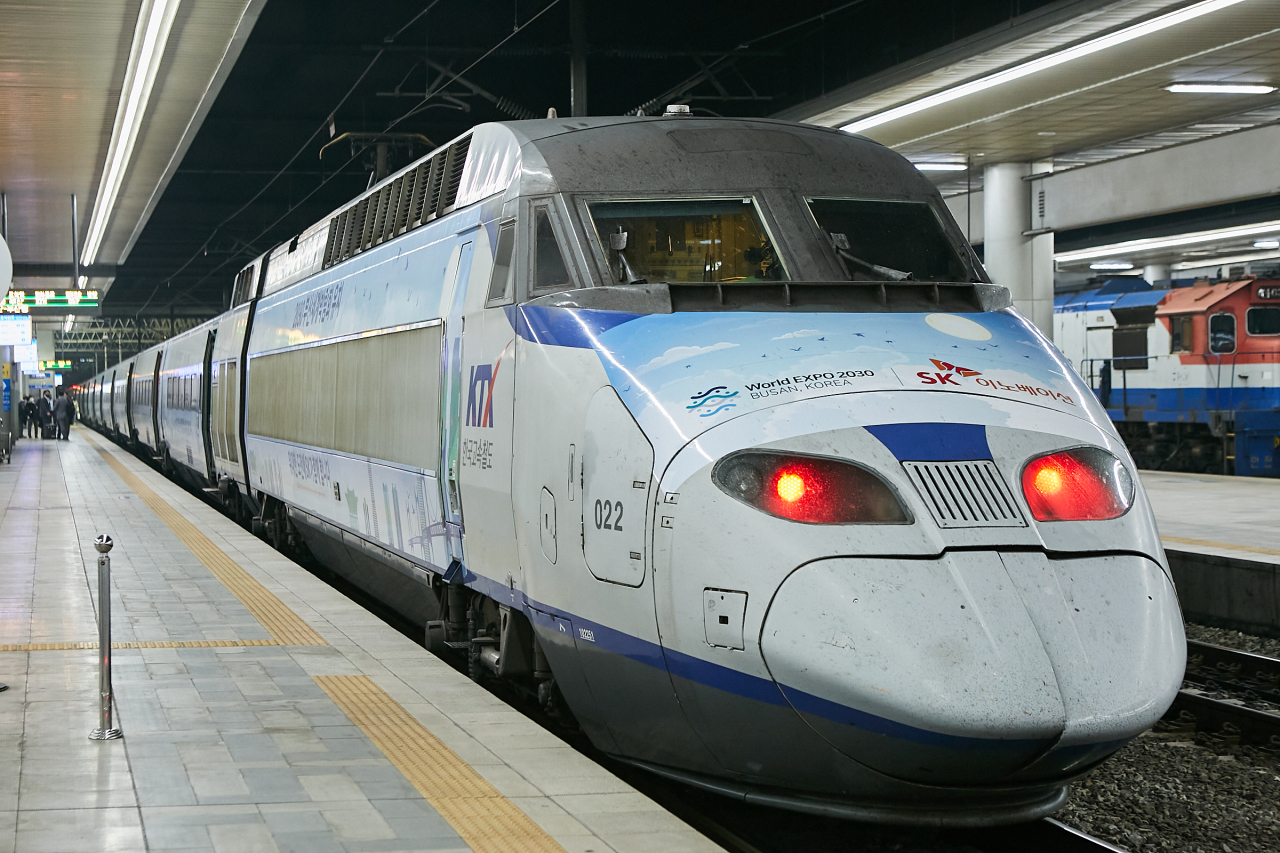 2030 부산세계박람회 유치기원 메시지를 담은 KTX 랩핑열차