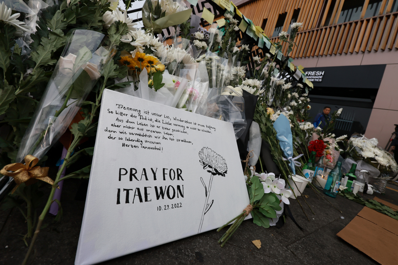 A mourning panel that reads "Pray for Itaewon" is seen on Nov. 1 at the Itaewon Subway Station, near the alley where the Itaewon tragedy took place Oct. 29. (Yonhap)