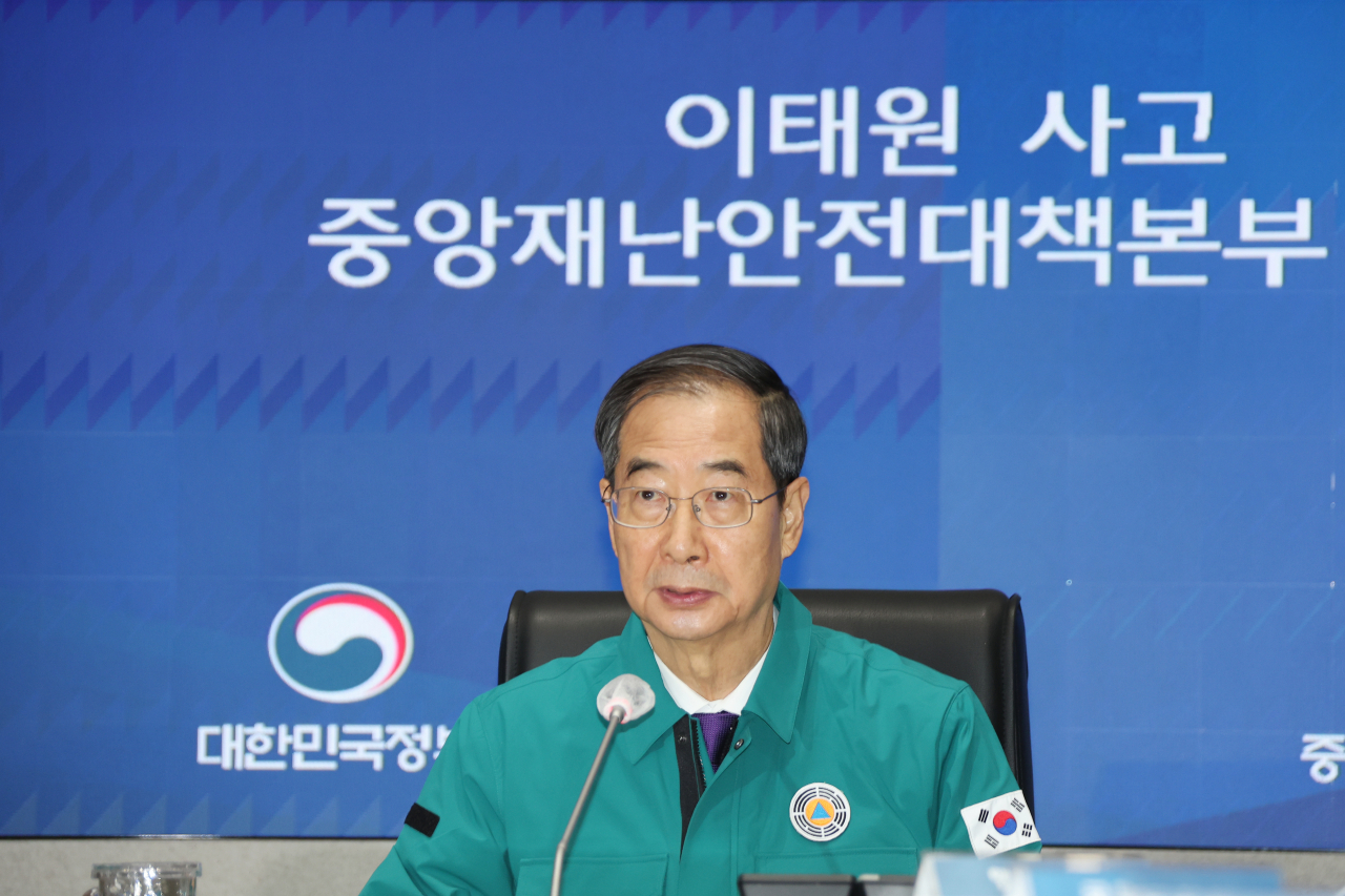 한덕수 국무총리가 14일 정부서울청사 중앙재난안전대책본부 상황실에서 이태원 사고 중대본 회의를 주재하고 있다. [연합]
