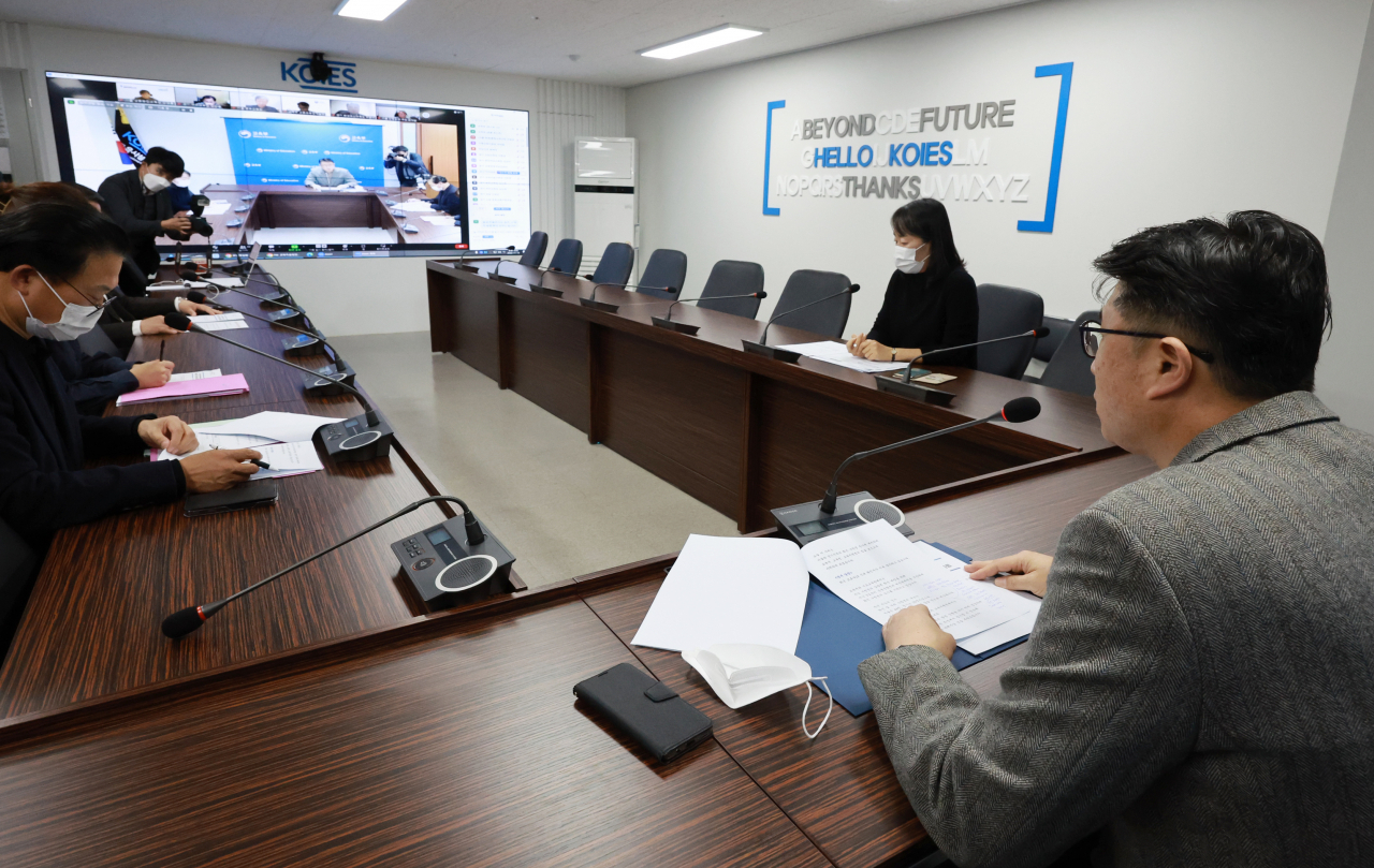 13일 오후 서울 영등포구 여의도동 한국교육시설안전원에서 2023학년도 대입 수학능력시험을 앞두고 장상윤 교육부 차관 주재로 서울·경기 지역 교육장 협의회 영상 회의가 열리고 있다. [연합]