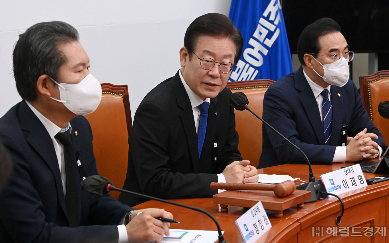 이재명 더불어민주당 대표가 14일 서울 여의도 국회에서 열린 최고위원회의에서 모두발언을 하고 있다. 이상섭 기자