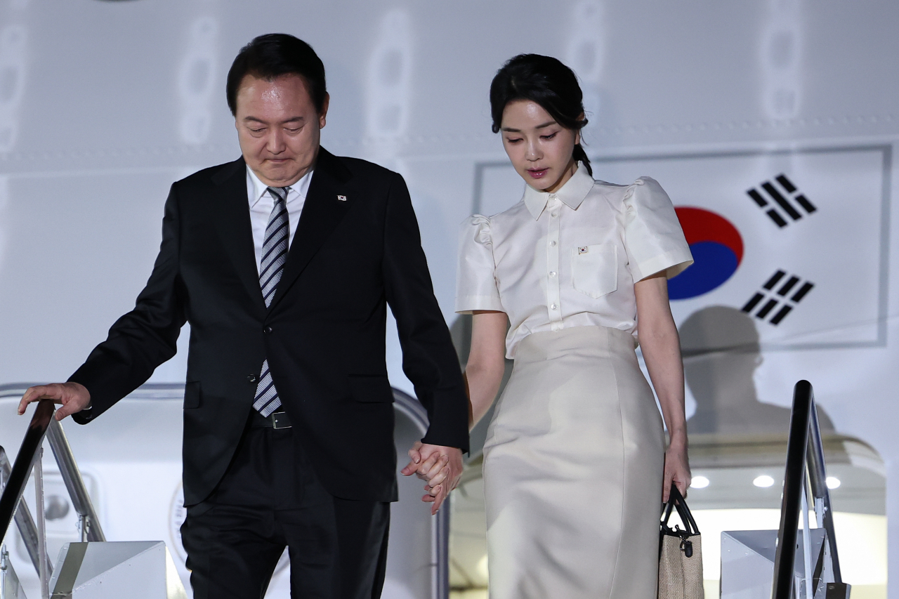 윤석열 대통령과 김건희 여사가 주요 20개국(G20) 정상회의 참석을 위해 13일(현지시간) 인도네시아 발리 응우라 라이 국제공항에 도착, 공군 1호기에서 내리고 있다. [연합]