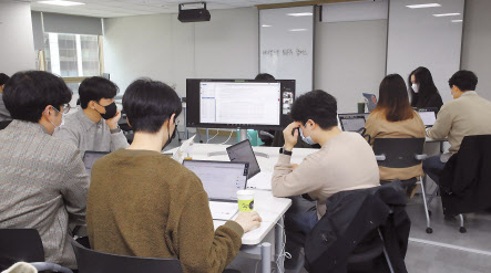 KT 에이블스쿨 2기 교육생들이 실전형 프로젝트에 참여하고 있다. [KT 제공]