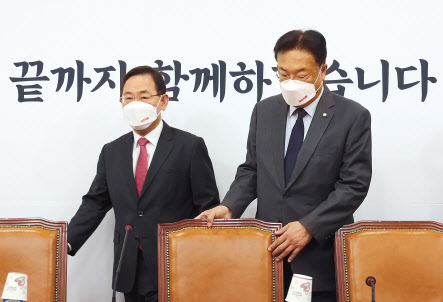 정진석 국민의힘 비상대책위원장이 14일 비상대책위원회의에서 “더불어민주당의 장외서명서는 이재명 살리기를 위한 어거지 퍼포먼스에 불과하다. 거대 야당이 거리로 나서는 이유가 무엇이냐”고 비판했다. 이상섭 기자