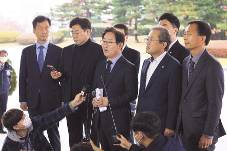 더불어민주당 ‘검찰독재정치탄압대책위원회’ 박범계 상임위원장(가운데)이 14일 오전 서울 서초동 대검찰청을 방문해 기자들의 질문에 답하고 있다. 박 위원장은 “편파 수사 및 인권침해적 수사를 중단하라”고 말했다. [연합]