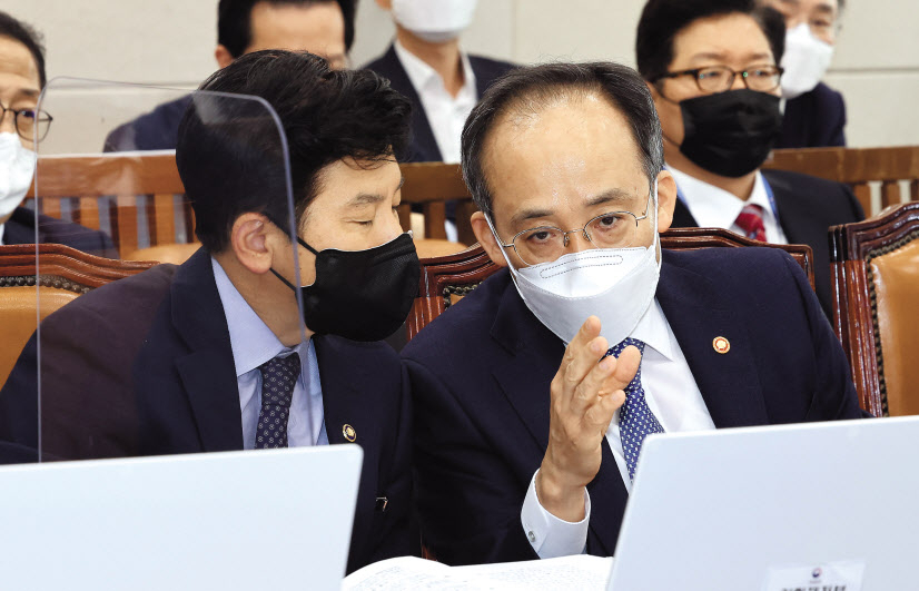 내년도 예산안의 국회 확정 시한이 3주일도 남겨놓지 않은 가운데 세입-세출의 기초가 되는 세법개정안은 물론 경제활성화와 고용·복지 예산 등을 둘러싼 여야간의 입장 차이가 좁혀지지 않아 법정 기한 내 예산안이 확정될 수 있을지 의문이 제기되고 있다. 사진은 지난 9일 서울 여의도 국회에서 열린 국회 기획재정위원회 전체회의에서 예산당국 수장인 추경호 부총리 겸 기획재정부 장관이 최상대 제2차관과 대화하는 모습. [연합]