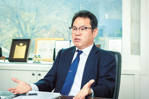 오병진 한컴라이프케어 대표가 경기도 용인에 있는 본사에서 기자와 만나 자회사 한컴헬스케어를 통한 신사업 구상을 설명하고 있다. [한컴라이프케어 제공]