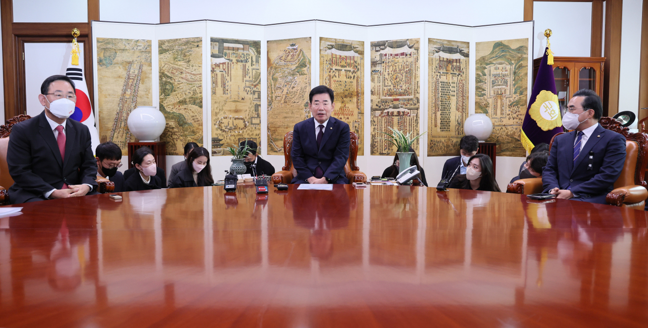 14일 오전 국회 의장실에서 김진표 국회의장 주재로 여야 원내대표가 회동하고 있다. 왼쪽부터 국민의힘 주호영 원내대표, 김진표 의장, 더불어민주당 박홍근 원내대표. [연합]