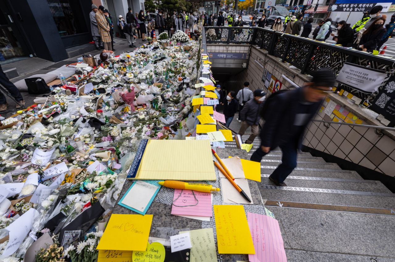 유족 동의 없이…유시민의 親민주 매체, 이태원 사망자 명단 공개 - 헤럴드경제