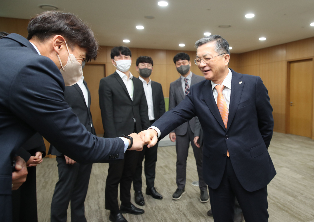 이한준 LH사장이 14일 취임해 직원들과 인사를 나누고 있다. [LH 제공]