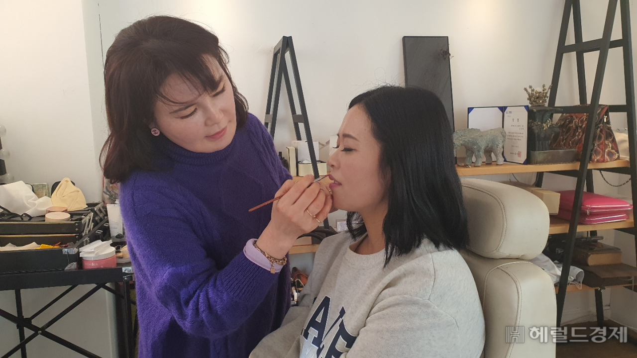 강순례 광신대 사회복지학과 교수가 탈북민 여성에게 메이크업을 해주고 있다. 서인주 기자
