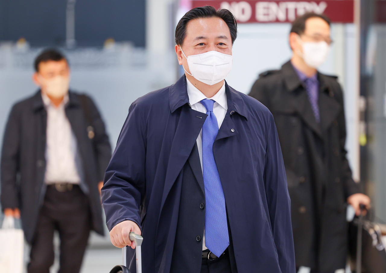 지난 27일 조현동 외교부 제1차관이 서울 김포국제공항 청사를 통해 귀국, 입국장에 들어서고 있다. [연합]