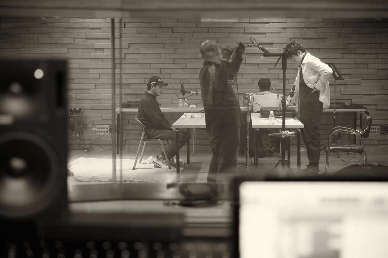 Yoo Jae-myung (left) and Kim Kang-woo (right) record in an audio booth for the audio movie "Far East." (Vibe)