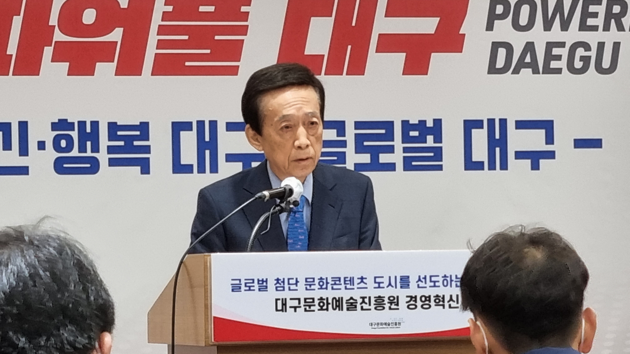 김정길 대구문화예술진흥원장이 14일 대구시 동인청사 브리핑룸에서 기자설명회를 열고 경영혁신 방안을 발표하고 있다.[사진=김병진 기자]