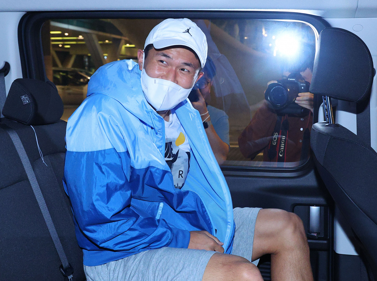 김민재가 15일 오전(현지시간) 카타르 도하 하마드 국제공항을 통해 입국해 숙소로 이동하기 위해 차량에 탑승해 있다. 연합뉴스