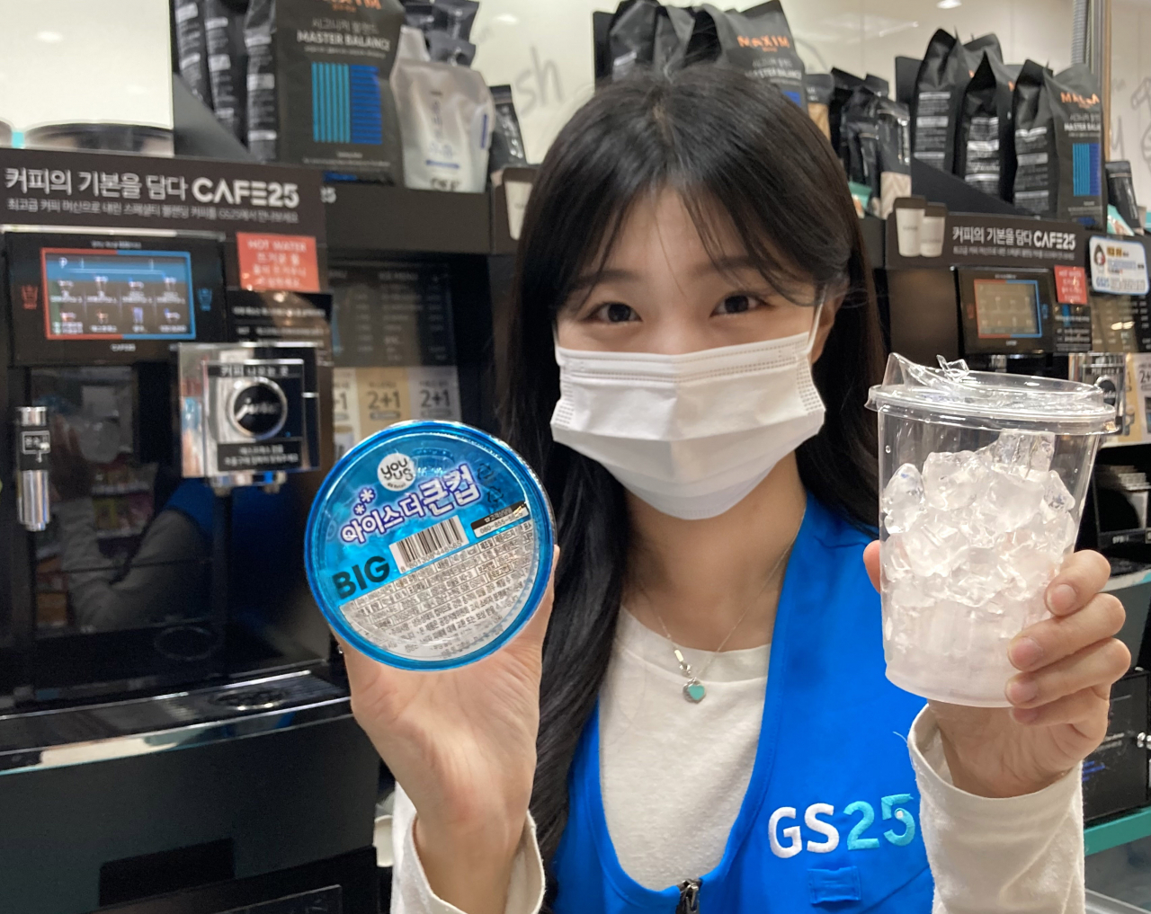 모델이 GS25에서 새롭게 출시한 ‘빨대가 필요 없는 얼음컵’을 소개하고 있다.[GS25 제공]