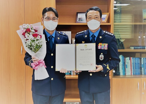 김충관 해경 직무교육훈련센터장(오른쪽)이 14일 베스트 교수에 뽑힌 이장원 교수와 기념 촬영하고 있다.[해경교육원 제공]