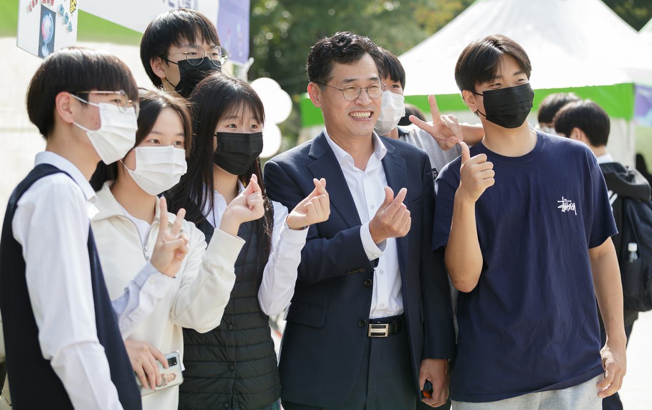 이기재 양천구청장이 지역 청소년과 함께 기념촬영을 하고 있다. [양천구 제공]