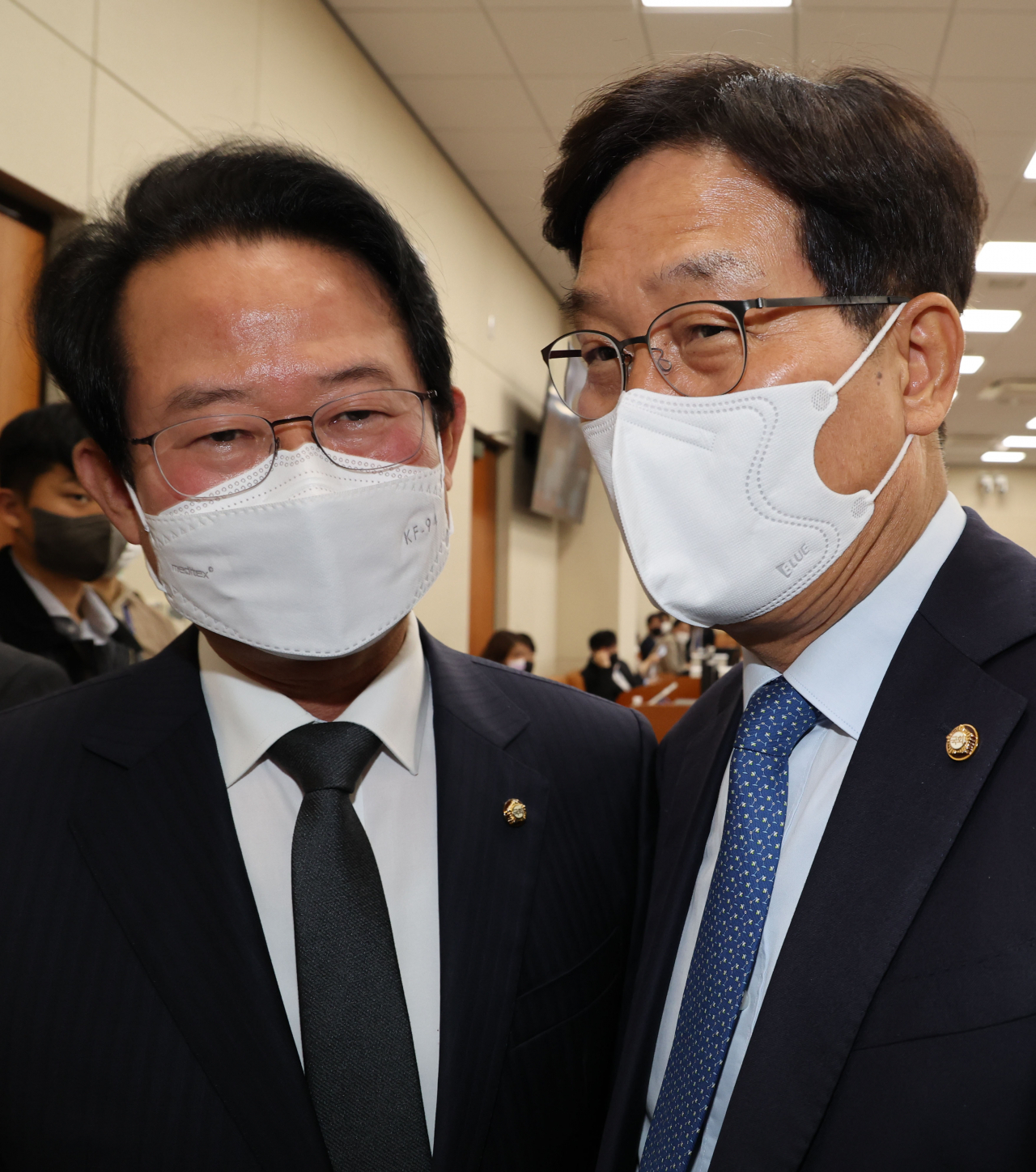 국회 기획재정위원회 류성걸 국민의힘 간사(왼쪽)와 신동근 더불어민주당 간사가 지난 9일 오후 서울 여의도 국회에서 열린 기획재정위원회 전체회의 도중 소위원회 구성 관련 협의를 하기 위해 회의실을 나가고 있다. [연합]