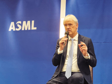 15일 오전 서울 강남구 인터컨티넨탈 서울 코엑스 호텔에서 피터 베닝크 ASML 최고경영자(CEO)가 ASML의 화성 반도체 클러스터 기공식 관련 기자간담회를 열고 답변하고 있다. 김지헌 기자