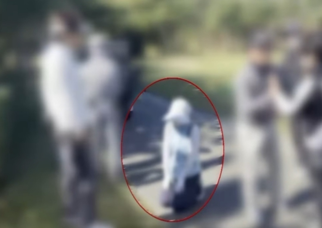 만취 상태로 골프장을 찾아 경기를 지연시키고 캐디를 무릎 꿇린 손님들. [SBS 방송화면 캡쳐]