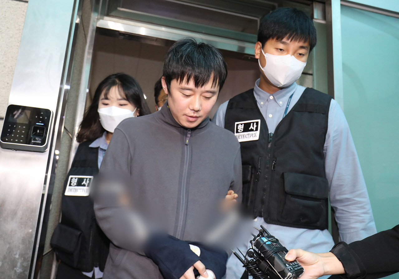 Jeon Joo-hwan, the suspect of a stalking and murder case that occurred at Shindang Station in Seoul Metro, is taken away to prosecutors by police officers, Sept. 21. (Im Se-jun/The Korea Herald)