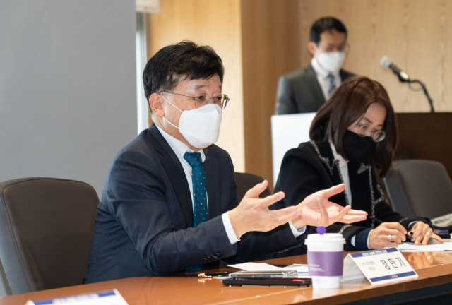한국무역협회가 15일 서울 강남구 트레이드타워에서 개최한 ‘수출기업 금융애로 현안 점검 간담회’에서 정만기 무역협회 부회장이 업계 애로를 청취하고 대응방안을 논의하고 있다. [무역협회 제공]