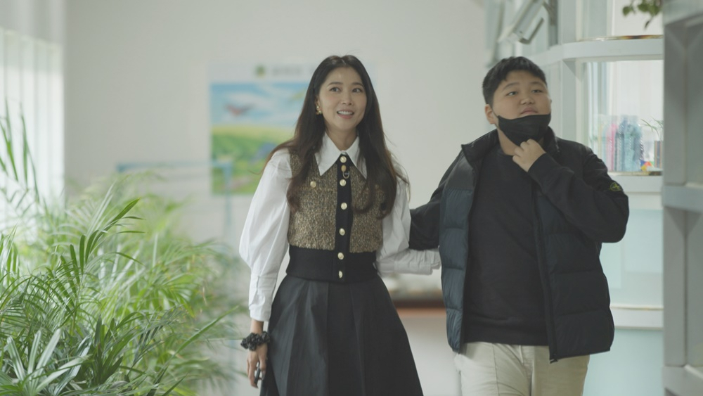 배우 오윤아와 아들 민이가 19일 희망TV SBS에 출연해 발달장애인 자립에 대한 이야기를 나눈다.