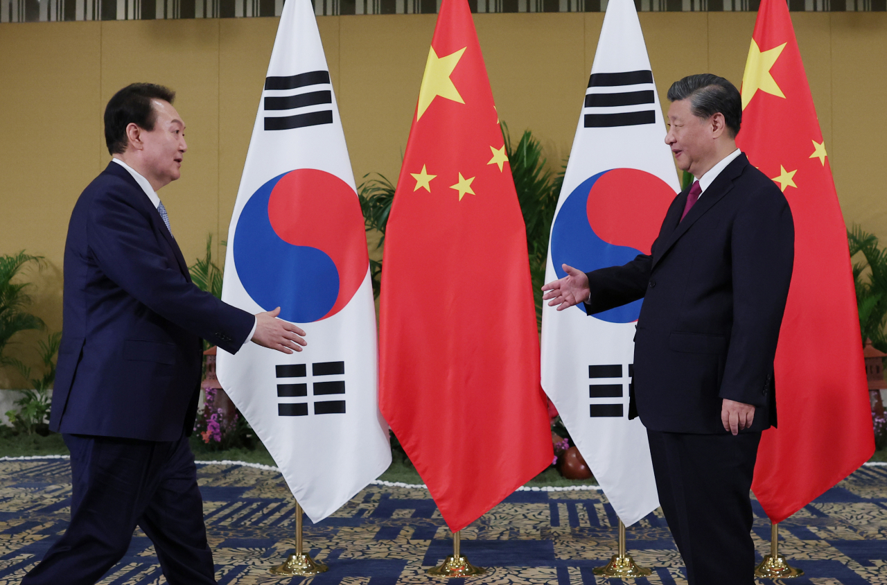 윤석열 대통령과 시진핑 중국 국가주석이 15일(현지시간) 인도네시아 발리 한 호텔에서 열린 한중 정상회담에서 악수하고 있다. [연합]
