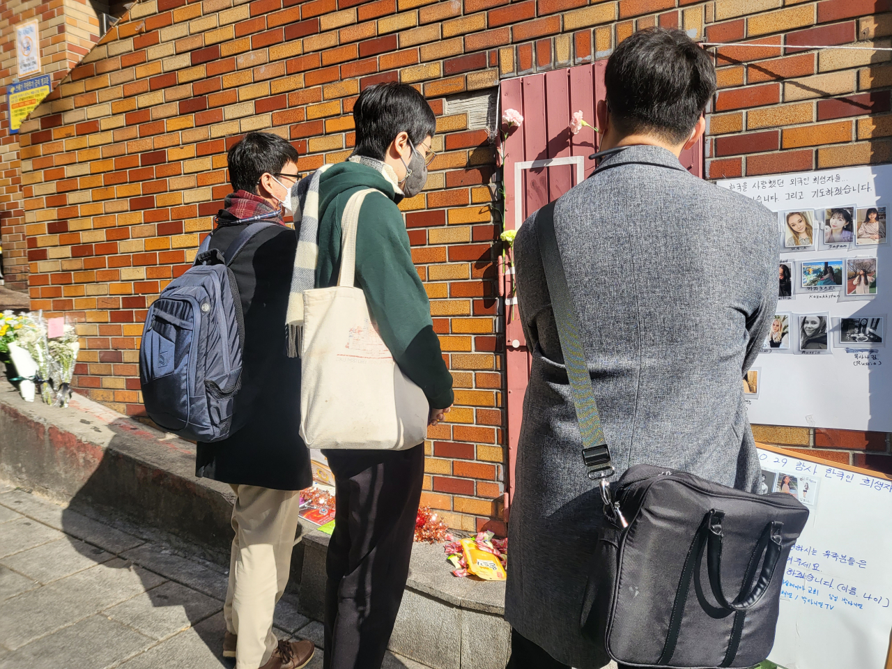 이태원 참사 발생 현장에 설치됐던 폴리스라인이 해제된 뒤, (왼쪽부터) 대학생인 심기엽(24),김상엽(23), 박영훈(25)씨가 추모공간을 바라보고 있다. 박혜원 기자