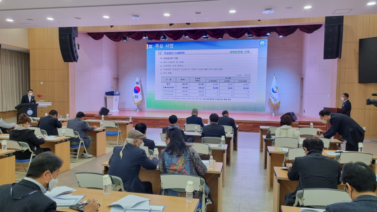박종활 경북교육청 정책국장이 15일 도교육청 웅비관에서 기자단담회를 열고 2023년도 본예산 편성안에 대해 설명하고 있다.[사진=김병진 기자]